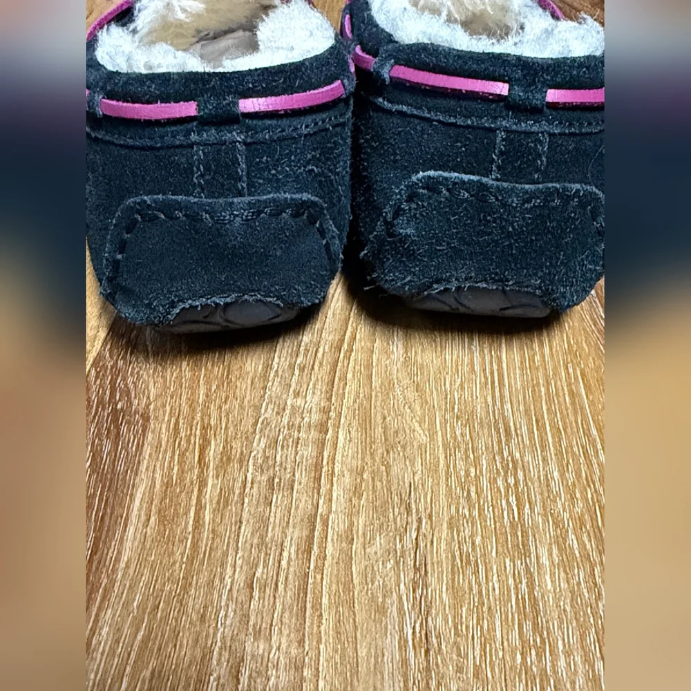 UGG Little Girl's Dakota Moccasin/Loafer Style Slippers (Size: 1Y) EUC